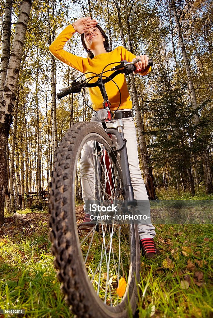 Linda garota andar de bicicleta - Foto de stock de Adulto royalty-free