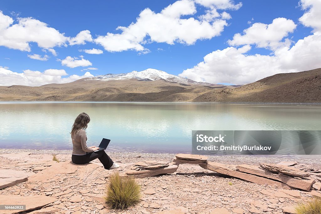 Jovem mulher com computador portátil - Royalty-free Adulto Foto de stock