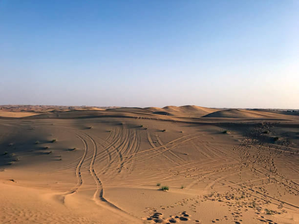 dunes du désert aux émirats arabes unis - 4x4 desert sports utility vehicle dubai photos et images de collection