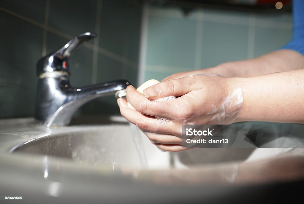 Lavando as mãos. - Foto de stock de Banheiro - Estrutura construída royalty-free