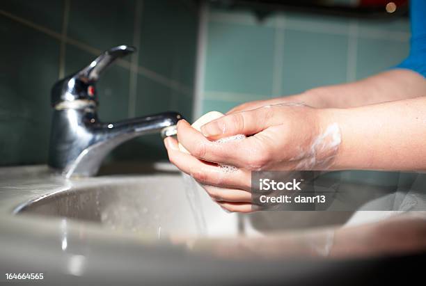 Foto de Lavando As Mãos e mais fotos de stock de Banheiro - Estrutura construída - Banheiro - Estrutura construída, Banheiro doméstico, Barra de sabão