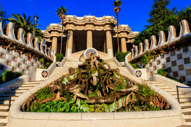 entrada do parque guell projetado por antoni gaudi em barcelona, espanha - 1781 - fotografias e filmes do acervo