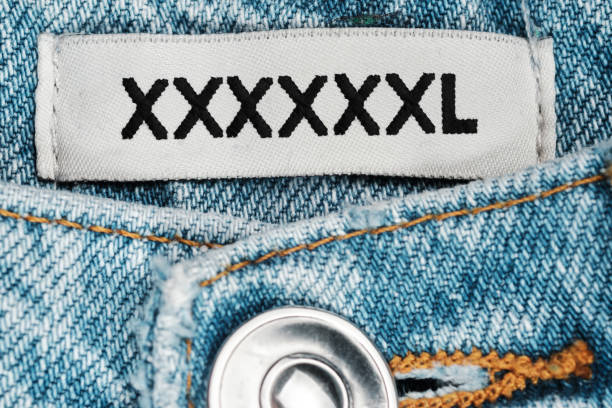 jeans in einer sehr großen größe. etikett mit größe xxxxxxxxxl. - xxxl size stock-fotos und bilder