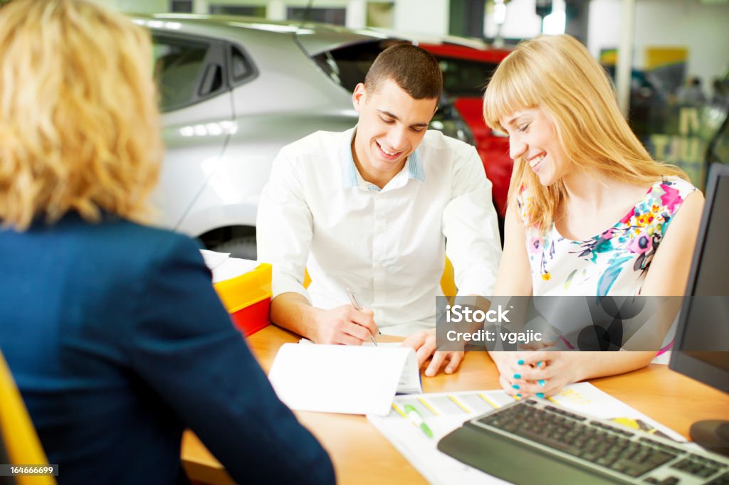 Alegre Casal Jovem comprar Carro - Royalty-free Stand de Carros Foto de stock