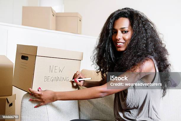 Photo libre de droit de Jeune Femme Se Déplacer La Maison banque d'images et plus d'images libres de droit de Adulte - Adulte, Assis, Australie