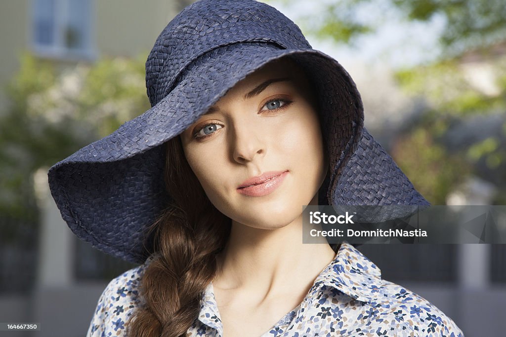 Detalhe do retrato de menina com braid em chapéu - Foto de stock de Adolescência royalty-free