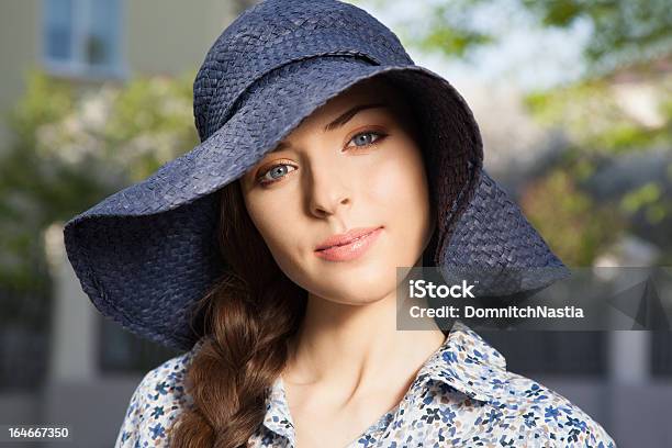 Foto de Detalhe Do Retrato De Menina Com Braid Em Chapéu e mais fotos de stock de Adolescência - Adolescência, Adulto, Andar