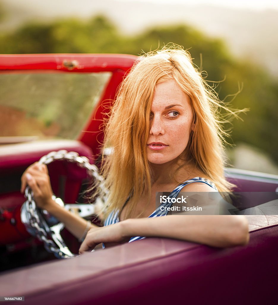 Mujer rubia en convertible - Foto de stock de Mujeres libre de derechos