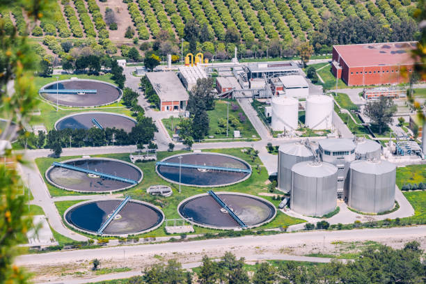Environmental Responsibility: From above, the sewage treatment plant exemplifies the crucial role of technology and recycling in cleaning water and curbing pollution for a healthier urban environment. responsabilidad ambiental: desde arriba, la planta de tratamiento de aguas residuales ejemplifica el papel crucial de la tecnología y el reciclaje en la limpieza del agua y la reducción de la contaminación para un entorno urbano más saludable.