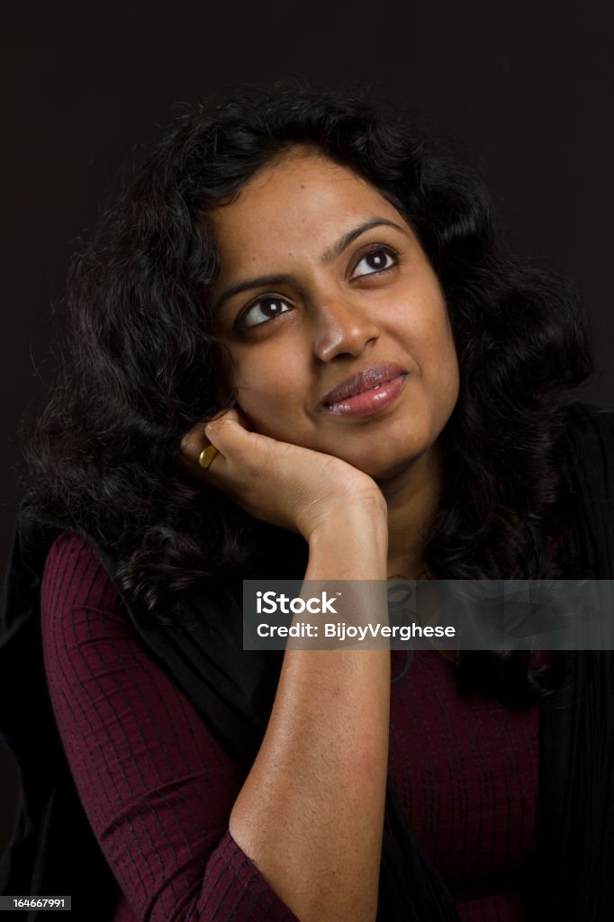 Retrato de la joven hermosa mujer pensando India - Foto de stock de 30-39 años libre de derechos