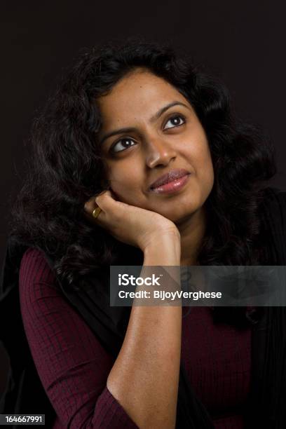 Retrato De La Joven Hermosa Mujer Pensando India Foto de stock y más banco de imágenes de 30-39 años - 30-39 años, Adulto, Adulto de mediana edad