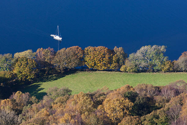 navegación en el lago coniston agua, distrito, reino unido - sea water single object sailboat fotografías e imágenes de stock