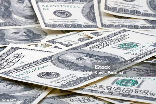 Dinero Pila 100 Dollar Bills Foto de stock y más banco de imágenes de Abstracto - Abstracto, Abundancia, Actividades bancarias