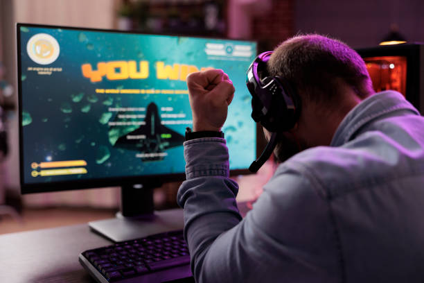 istock Man winning spaceship videogame level 1646725102