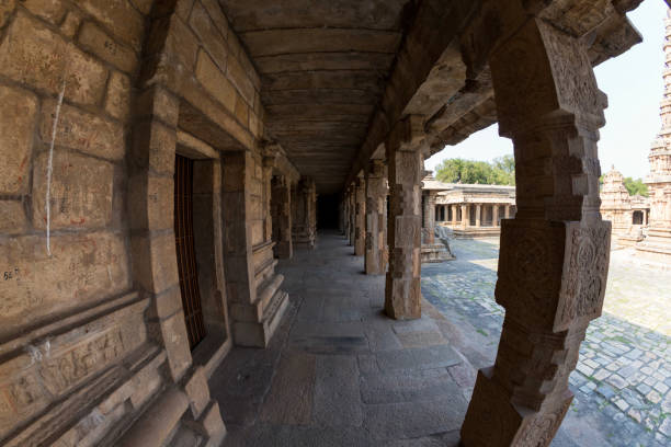 salão com pilares no templo de airavatesvara, darasuram, tamil nadu, índia. um dos grandes templos vivos de chola - patrimônio mundial da unesco - pillared - fotografias e filmes do acervo