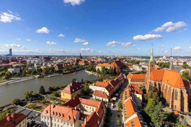 vista aérea de la colegiata de la santa cruz y san bartolomé desde la torre de la catedral de breslavia, ostrow tumski, wroclaw, polonia - odra river fotografías e imágenes de stock