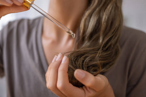 stosowanie naturalnego organicznego olejku eterycznego na włosy - healthy hair zdjęcia i obrazy z banku zdjęć