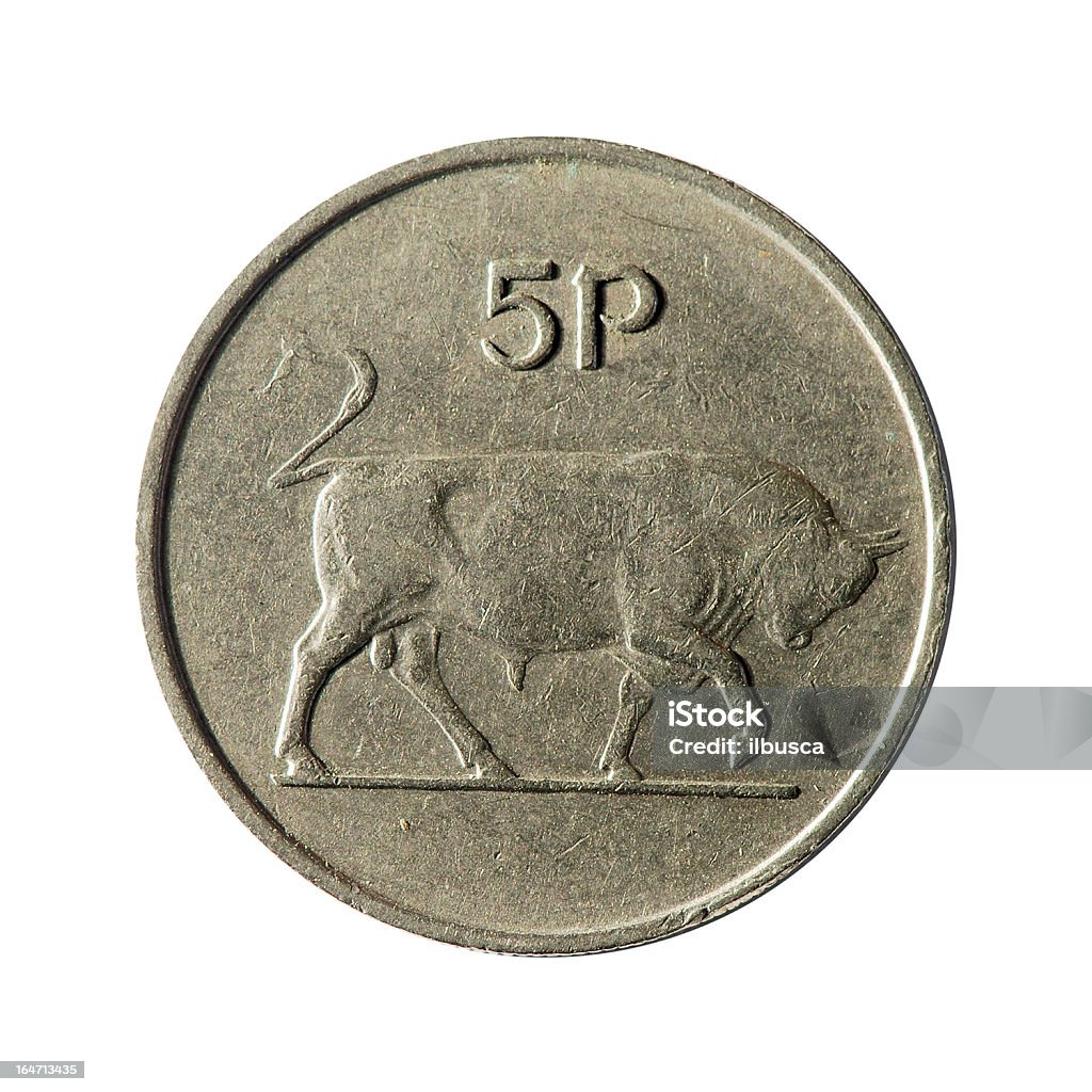 Monnaie macro isolé sur blanc: 5 Pence irlandais - Photo de Monnaie irlandaise libre de droits