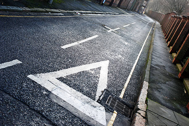 istock Wet road perspective with yield sign 164713439
