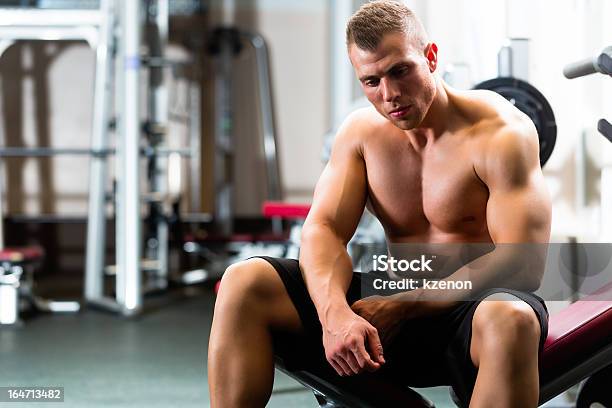 Mann Im Fitnessstudio Oder Fitnessstudio Auf Flachbank Stockfoto und mehr Bilder von Aktivitäten und Sport