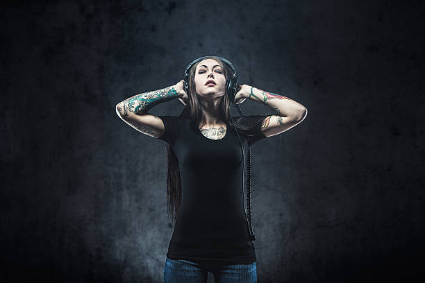 tattooed mulher ouvir música - headphones women tattoo music imagens e fotografias de stock