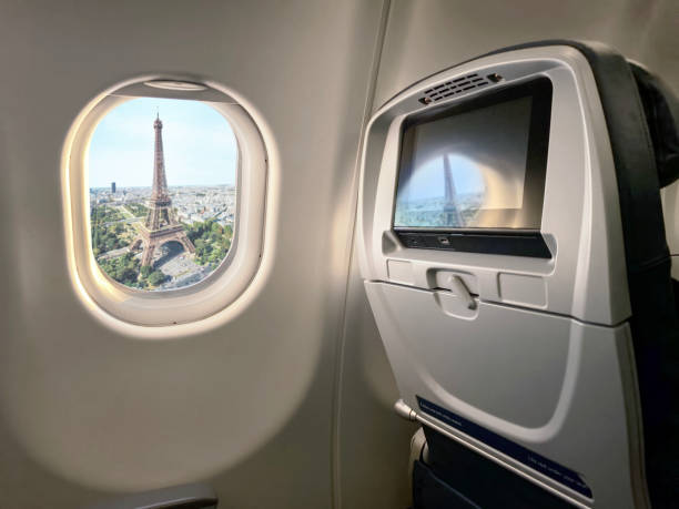 asiento de avión con vistas a parís - mobilestock outdoors horizontal rear view fotografías e imágenes de stock