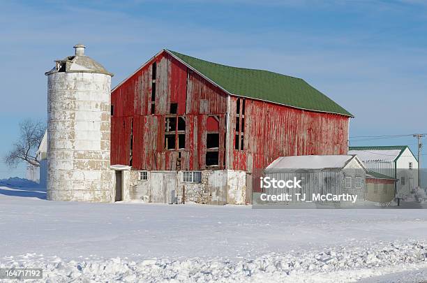 Rote Scheune Weiß Und Silo Stockfoto und mehr Bilder von Agrarbetrieb - Agrarbetrieb, Alt, Baum