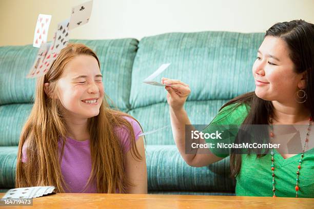 Foto de Babá Carta Truques Com Menina Préadolescente e mais fotos de stock de Adolescente - Adolescente, Babá, Carta de baralho - Jogo de lazer