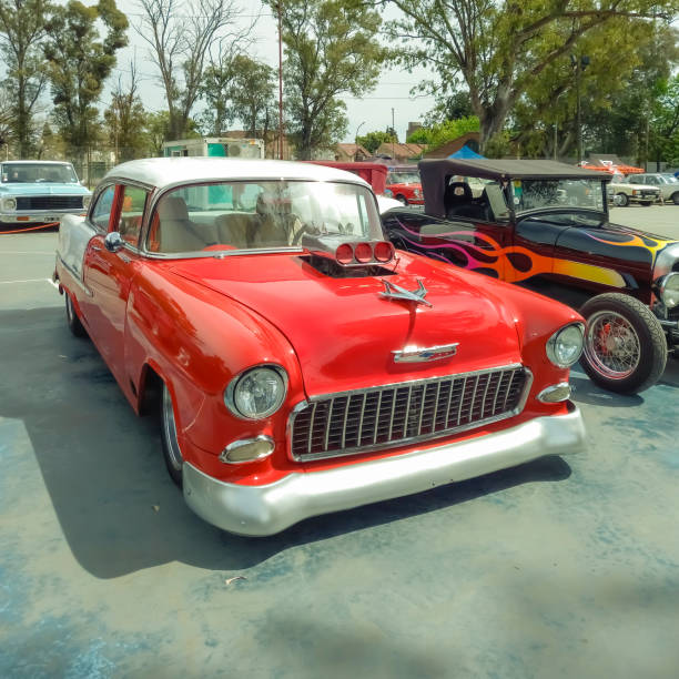 공원에 있는 오래된 빨간색과 흰색 1955 chevrolet chevy bel air 커스텀 로우라이더. aaa 2022 클래식 카 쇼 - car chevrolet road sedan 뉴스 사진 이미지