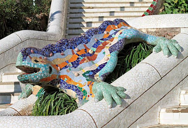 parque guell, barcelona lagarto - mosaic tile antonio gaudi art imagens e fotografias de stock