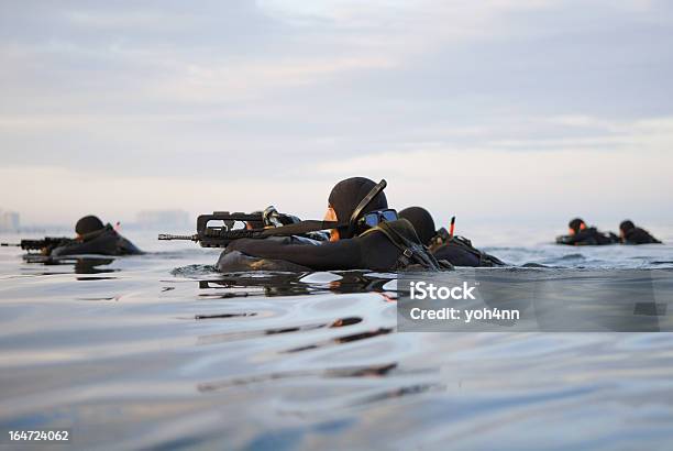 Soldaten Mit Waffen Schwimmen Im Meer Stockfoto und mehr Bilder von United States Navy Seals - United States Navy Seals, Französisches Militär, Offizier