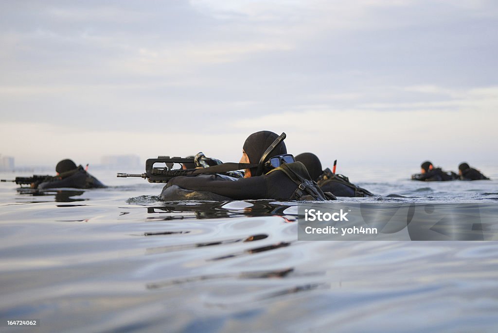 Soldados com armas nadar no Mar - Royalty-free SEAL da Marinha dos Estados Unidos Foto de stock