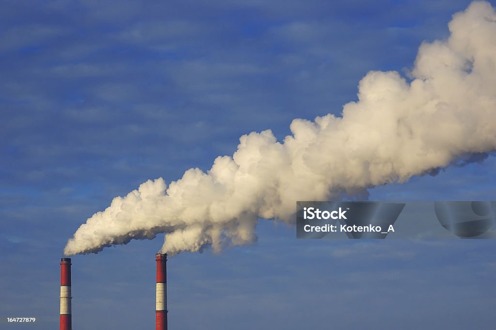 Humo de chimeneas industrial - Foto de stock de Alto - Descripción física libre de derechos