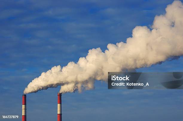 Photo libre de droit de Fumée De Cheminées Industrielles banque d'images et plus d'images libres de droit de Blanc - Blanc, Bleu, Buée