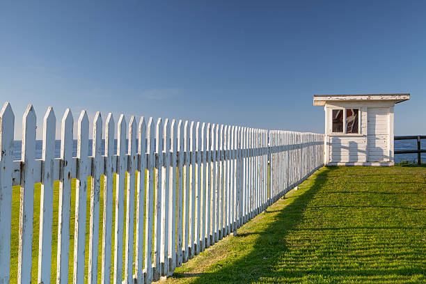 no costa - architecture bamburgh beach beach hut - fotografias e filmes do acervo