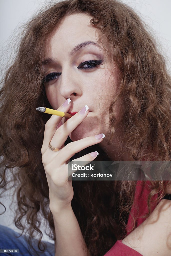 Schöne Junge Frau mit Zigarette - Lizenzfrei Attraktive Frau Stock-Foto