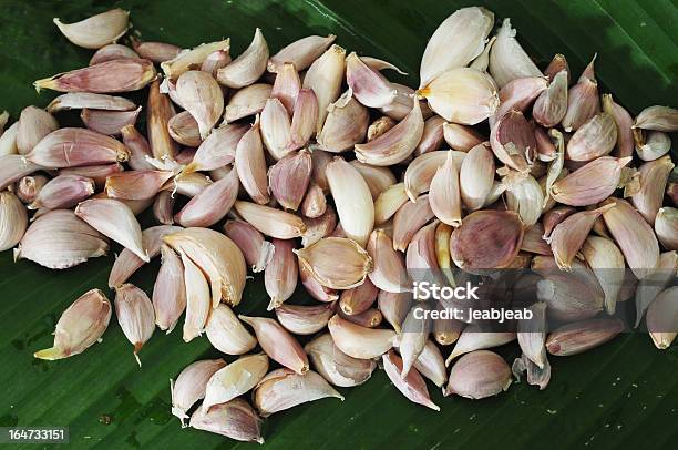 Aglio Su Verde Foglia - Fotografie stock e altre immagini di Aglio - Alliacee - Aglio - Alliacee, Alimentazione sana, Antiossidante