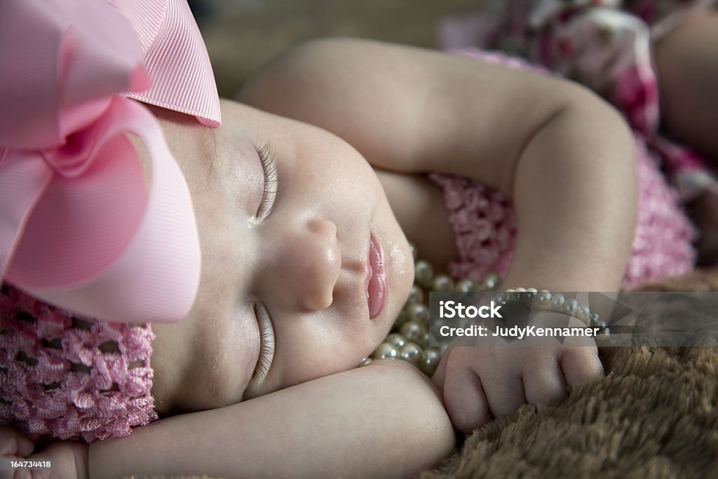 Bellissima bambina a dormire - Foto stock royalty-free di Bebé