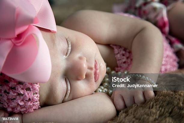 아름다운 아기 여자아이 슬리핑 아기에 대한 스톡 사진 및 기타 이미지 - 아기, 여자 아기, 진주