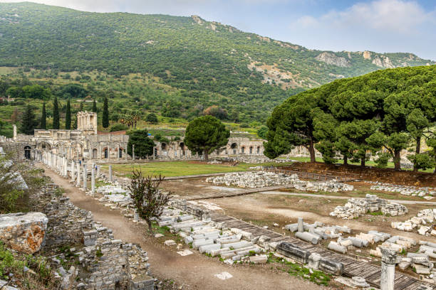 a vista da antiga cidade grega de éfeso com o grande teatro do comercial arog à direita, mable street à esquerda e a biblioteca celso à distância, éfeso, selcuk, província de izmir, turquia. - ephesus turkey roman ancient greece - fotografias e filmes do acervo