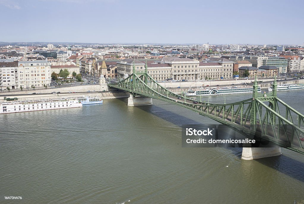 Río Danubio con el puente Liberty Bridge y barcos - Foto de stock de Agua libre de derechos