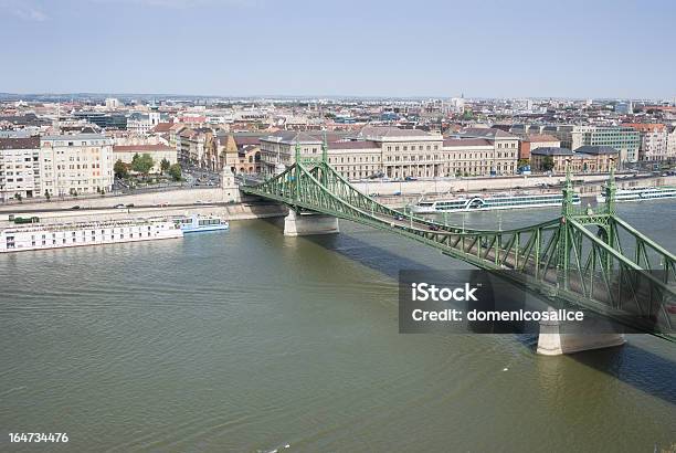 Río Danubio Con El Puente Liberty Bridge Y Barcos Foto de stock y más banco de imágenes de Agua - Agua, Aire libre, Antiguo
