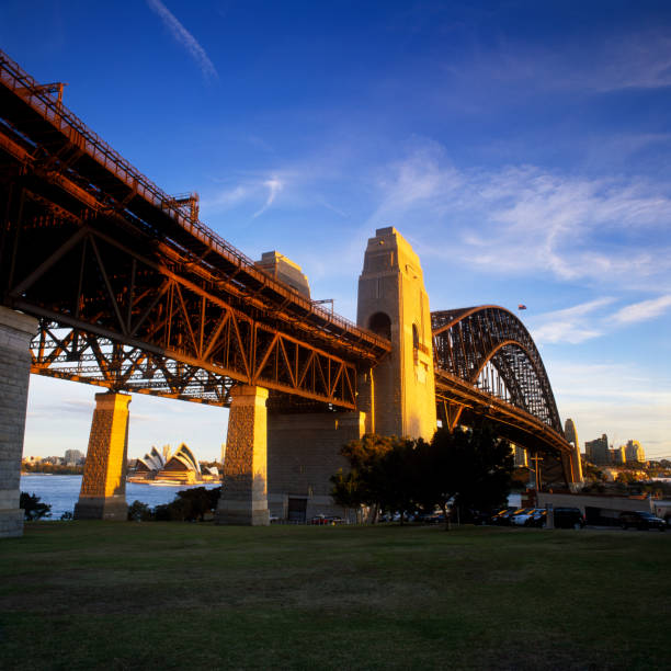 sydney harbour bridge, sydney, nouvelle-galles du sud - sydney harbor bridge sydney opera house vertical australia photos et images de collection