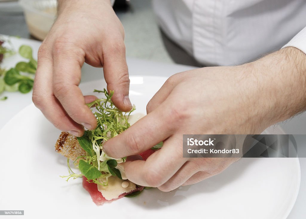 Chefkoch macht Thunfisch Appetithäppchen - Lizenzfrei Arbeiten Stock-Foto