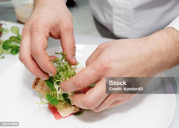 Chefkoch Macht Thunfisch Appetithäppchen Stockfoto und mehr Bilder von Arbeiten - Arbeiten, Aufschlagen - Sport, Berufliche Beschäftigung