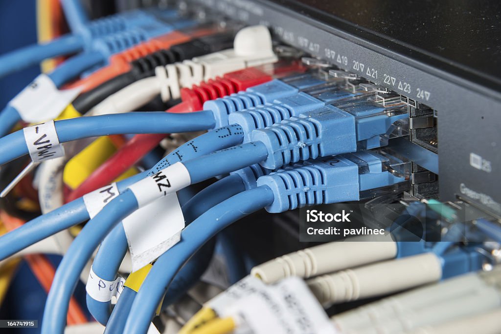 hub de redes y cables de conexión - Foto de stock de Ancho de banda libre de derechos