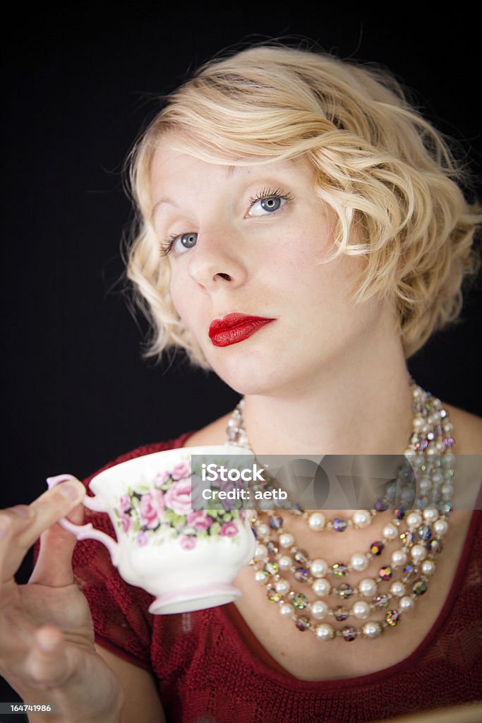 Wunderschöne Snobbish Frau hält eine Tasse Tee - Lizenzfrei Luxus Stock-Foto