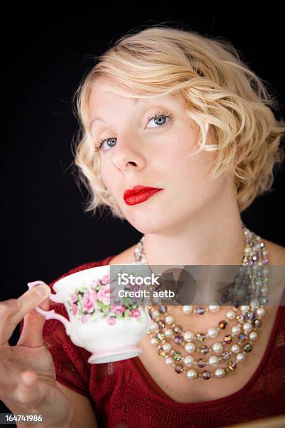 Bela Snobbish Lady Segurando Uma Chávena De Chá - Fotografias de stock e mais imagens de Chávena - Chávena, Joias, Luxo