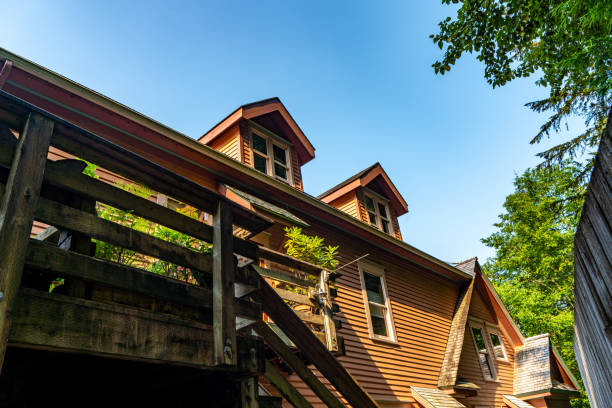 вид на крик-стрит в кетчикане, аляска, сша - creek street стоковые фото и изображения