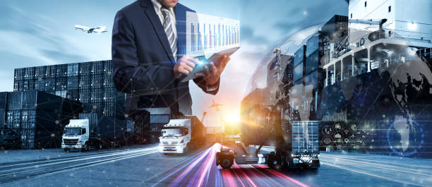 Smart technology logistics concept, Businessman touching virtual screen world map of Global logistics network distribution, Air cargo trucking, Rail transportation and maritime shipping, Online goods orders worldwide concepto de logística de tecnología inteligente, hombre de negocios tocando el mapa mundial de la pantalla virtual de distribución de la red logística global, transporte de carga aérea, transporte ferroviario y transporte marítimo, pedidos de mercanc